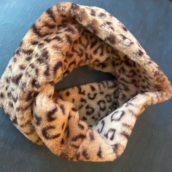 Scarf, Snow Leopard print Infinity Scarf Faux Fur NWT - Picture 6 of 6